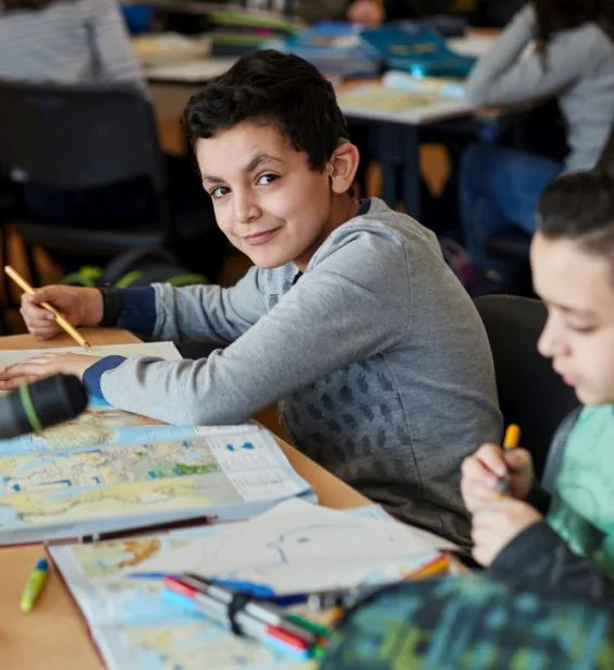 Kinder im Schulunterricht, an der inklusiven Marie-Kahle-Gesamtschule Bonn.