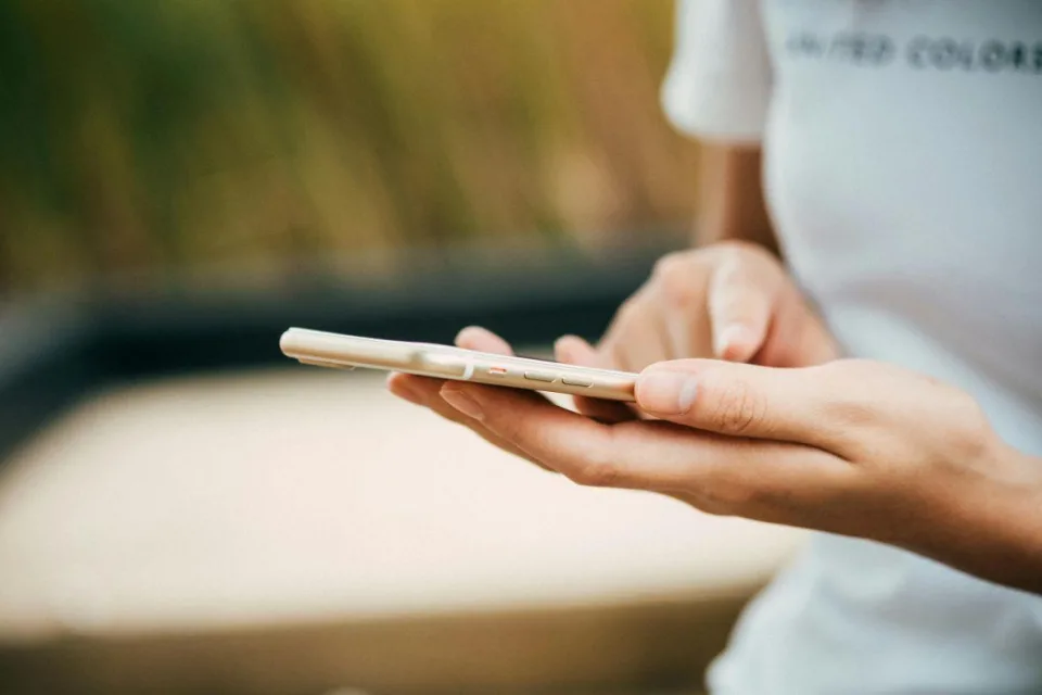 Eine Person hält ein Handy in der Hand.